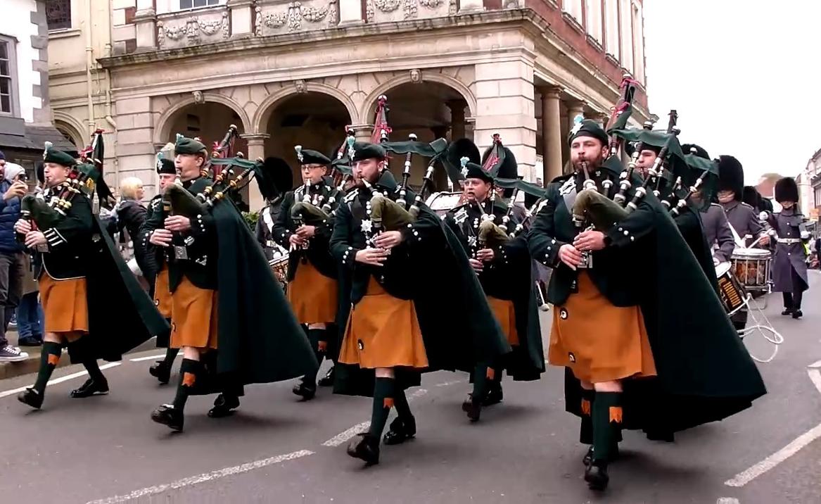 Guards_Info's tweet photo. Changing the Windsor Castle Guard on Tuesday is Queen’s Gurkha Engineers with the Pipes of Number 12 Company Irish Guards providing musical support.

Picture by: David Whitecross https://t.co/yFLzD7IztB