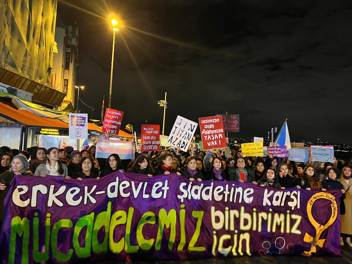kilavuzyayin's tweet photo. 📍İstanbul

Polis barikatlarına rağmen kadınlar Karaköy'de bir arada.

Sokakları kadınlara kapatmak isteyen polise, eylemi yasaklayan valiliğe rağmen kadınlar, dayanışmayla sokaklarda, meydanlarda!

#25Kasım engellenemez! 

#bizhayatıistiyoruz #25K24 https://t.co/JeR7cBnsK6