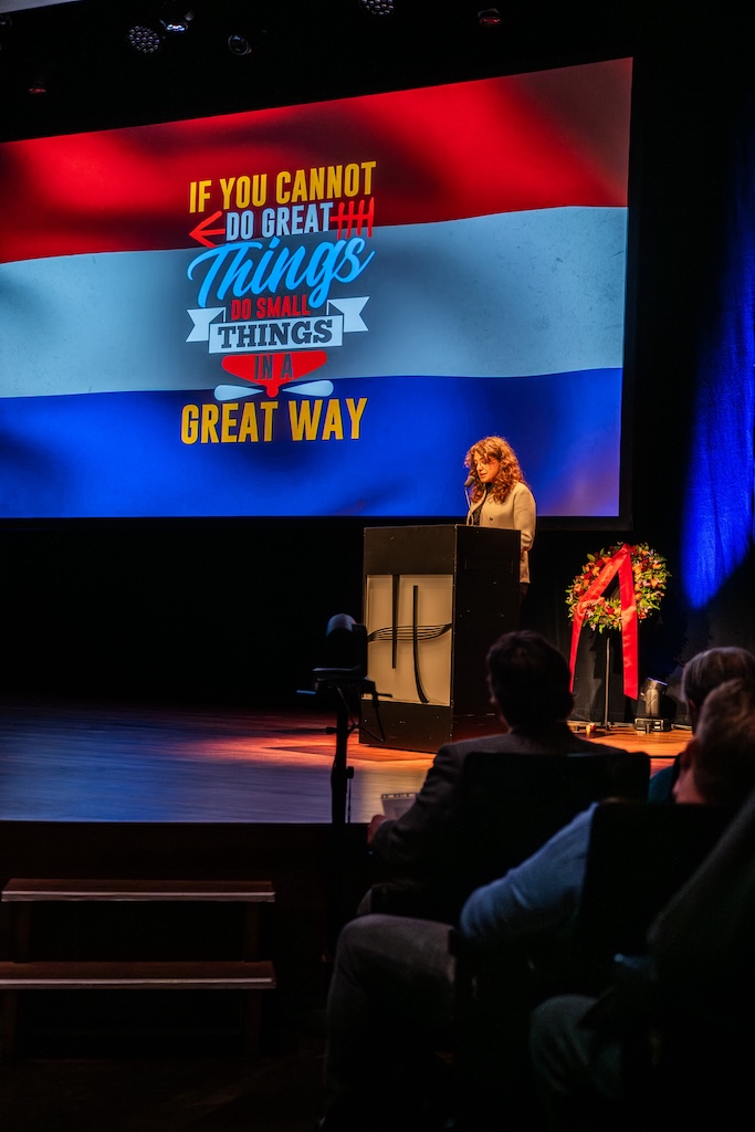 "Het begint bij onze buren. We reiken steeds één persoon tegelijk de hand, met het doel een pluralistische gemeenschap op te bouwen waarin ieders stem wordt gehoord." - aldus Nina Siegal in de Hannie Schaftlezing 2024. Meer info: hannieschaft.nl