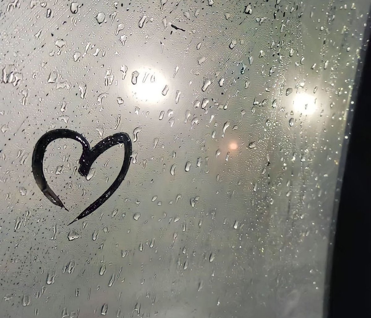 manar__soltan's tweet photo. -
آمنت بأن صوت المطر 
مواساة ربانية عظيمة جداً 🌧️🌱.."

 #مساء_الاجواء_الحلوه https://t.co/aO9aqcMmip