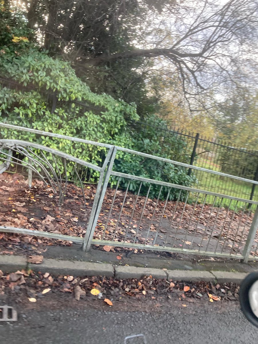Paul4Linn's tweet photo. After raising the broken barrier at the crossing near the North entrance to King's Park on Menock Rd, NRS have confirmed it will be repaired within the next 60 days. #SNPinAction ##SafeGlasgow https://t.co/ILKhlB848z