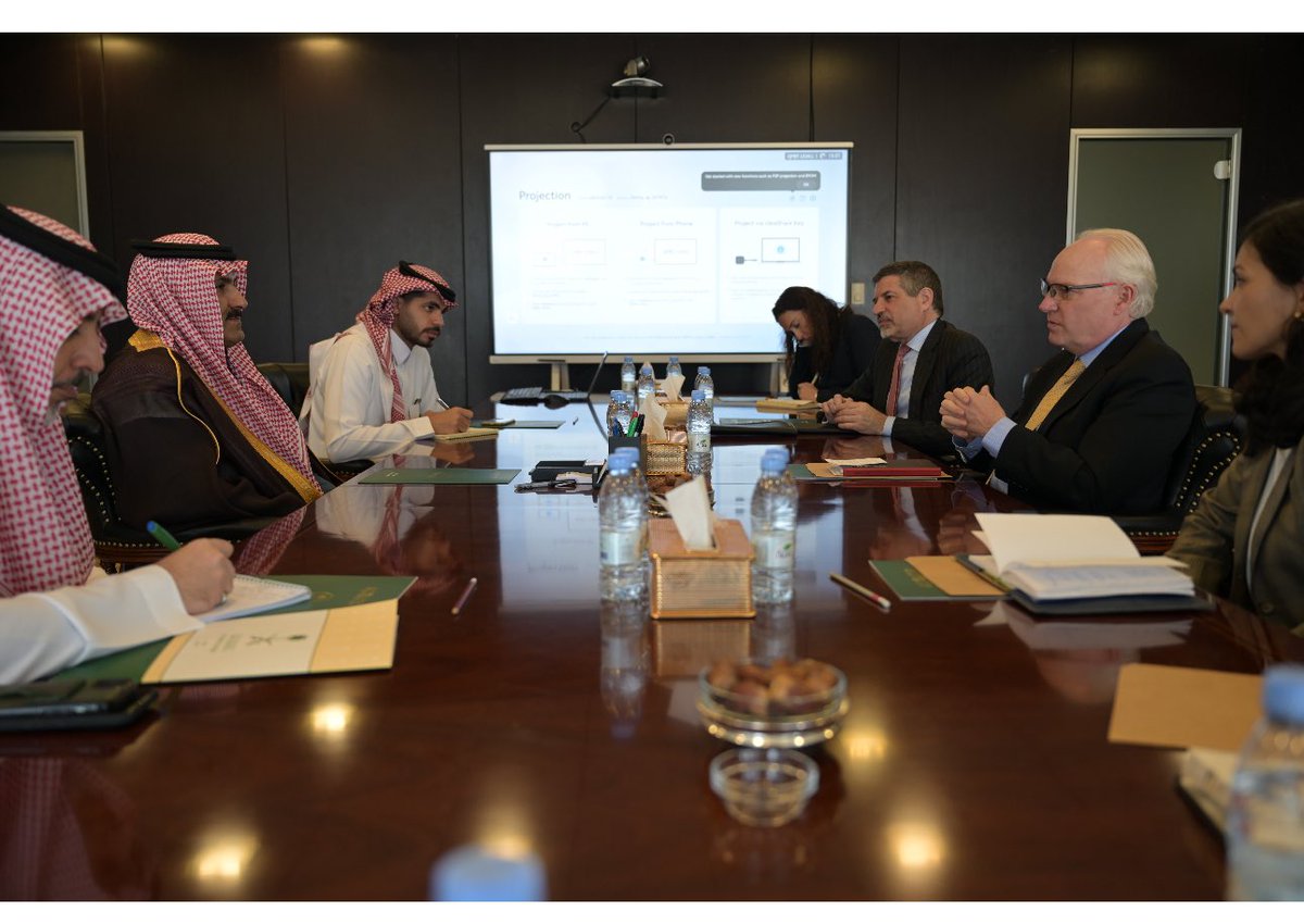 mohdsalj's tweet photo. اجتماع مثمر مع المبعوث الأمريكي لليمن السيد/تيم ليندركنج ، والسفير الأمريكي لدى اليمن/ستيفن فاجن حيث ناقشنا مستجدات وتطورات الوضع في اليمن و البحر الأحمر ، وجهودنا المشتركة في دعم الحكومة اليمنية والشعب اليمني الشقيق في ظل الظروف الاقتصادية والإنسانية الراهنة ،وسبل دعم جهود مبعوث  الامم المتحدة للحفاظ على التهدئه و للتوصل إلى حل سياسي شامل في اليمن.