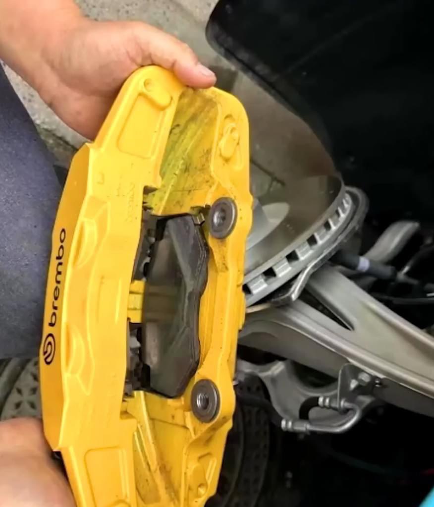 HezeriSamsuri's tweet photo. Jual kereta EV gaya sportcar, tapi brakes under spec. Bila owner pi track, dua bijik terbongkang!

Sebab tu brand China ni, kadang-kadang kena tanya betul betul, kau claim lap time ni betul ke stok, atau diam diam dah bikin?

Tak gentleman betul laaa niaga gini Xiaomi. Ni la sebabnya powerbank rating dari sana haram seposen aku tak pecaya.

@BremboBrakes