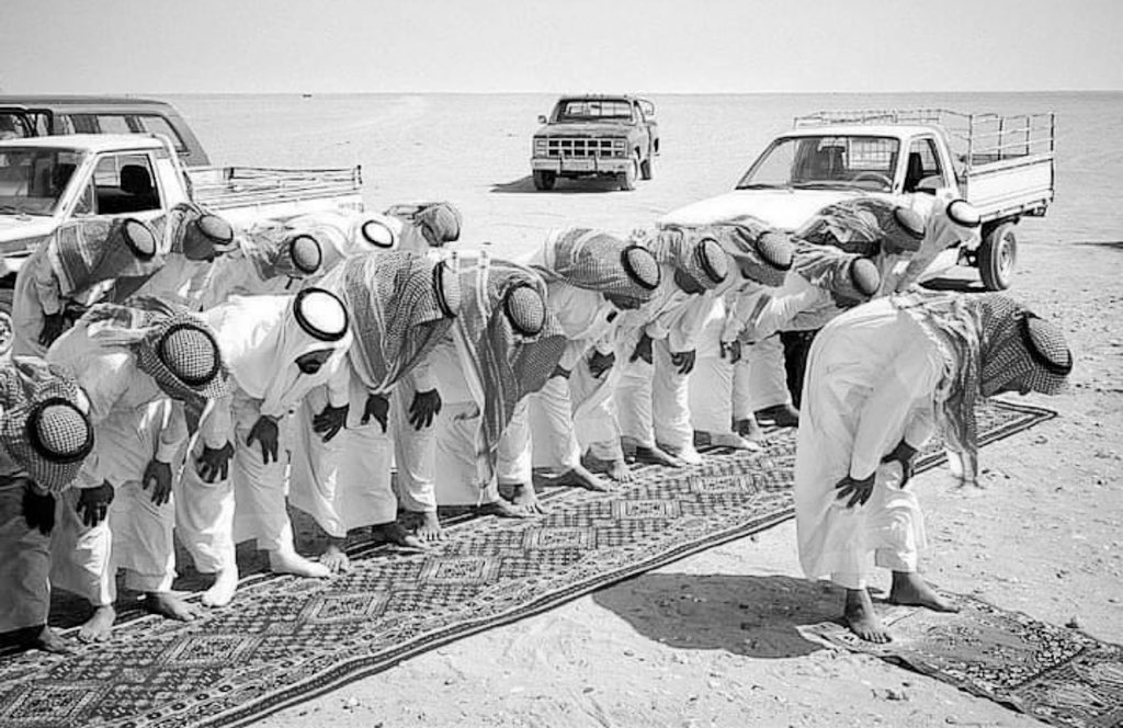 عليك في طيب النوايا والصلاه
ولا تنشغل في ذا الحياه الفانيه

ترا الحياه الاوله ماهي حياه
رتب أمورك للحياه الثانيه
