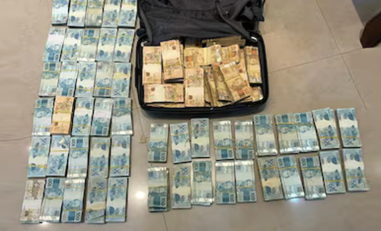 fernaolmesquita's tweet photo. UM TIRO NA PONTA DO ICEBERG DO JUDICIÁRIO

Investigação sobre venda de sentenças em 6 tribunais estaduais, principalmente no MS, MT e TO, resultaram o “afastamento” de 16 desembargadores, sete juízes, um deles preso, e quatro servidores do STJ.

Entre os compradores sentenças há pessoas envolvidas em disputas de terras e até um traficante internacional de drogas.

Seguem os nomes dos principais envolvidos. 

Desembargadores Vladimir Abreu da Silva, Alexande Aguiar Bastos, Sideni Soncini Pimentel e Marcos José de Brito Rodrigues; Sergio Fernandes Martins (presidente o Tribunal de Justiça), Osmar Domingues Jeronymo (conselheiro do TCE) e Danilo Mora Jeronymo (servidor do TJ-MS)