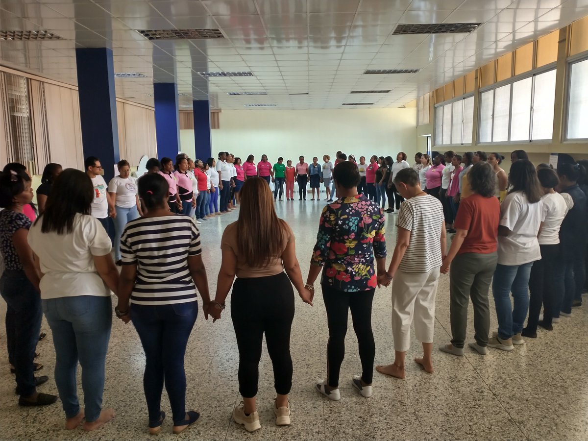 CUIDAR A QUIENES NOS CUIDAN. Facilitar recursos para que las personas cuidadoras puedan desempeñar su labor, y también, brindarles espacios seguros, herramientas emocionales y sociales que les permitan procesar lo que viven diariamente. Por María Cobos. bit.ly/3Zpo6t7