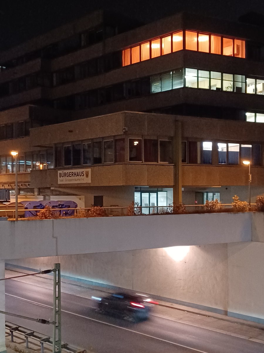 „Orange the World“ - Über dem Bahnhofsvorplatz und der Limesspange setzt ein Raum des Schwalbacher Rathauses am heutigen „Internationalen Tag zur Beseitigung von Gewalt gegen Frauen!“ in den Abendstunden ein sichtbares Zeichen gegen Gewalt an Frauen. schwalbach.de/Im-Gespraech/P… _al
