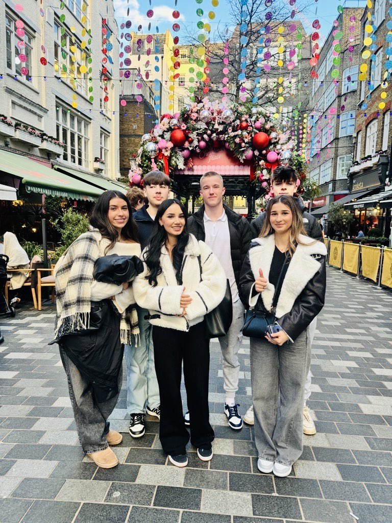 _thomas_jones4's tweet image. Level 3 Business takes London☎️ another brilliant day collecting evidence for our visual merchandising module and exploring the city. Lots of shopping and fun had! 

@coleggwent @JoelMorgan81