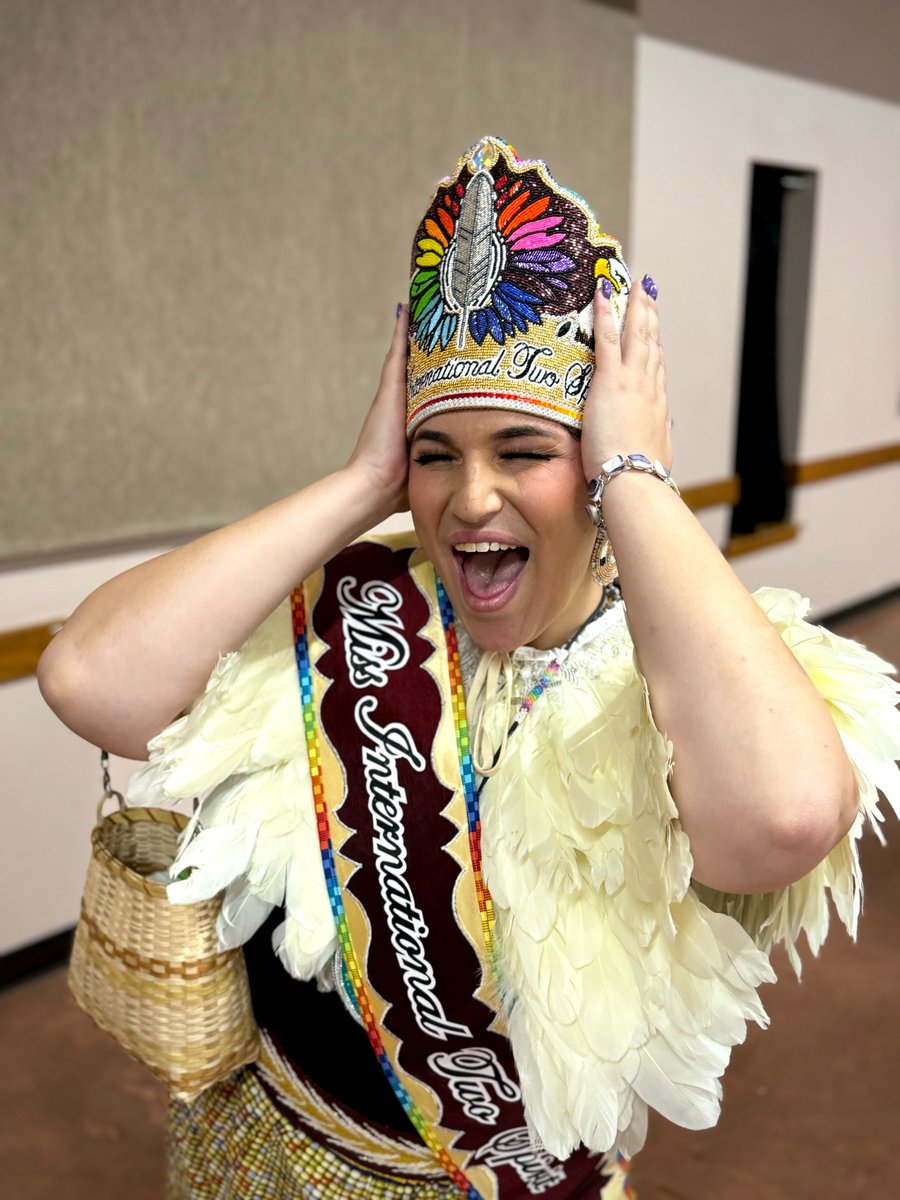 Congratulations to Miss International #TwoSpirit Ahyoka Youngdeer (ᎠᏲᎧ ᎠᏩᏂᏔ)! 🩷🩵✨