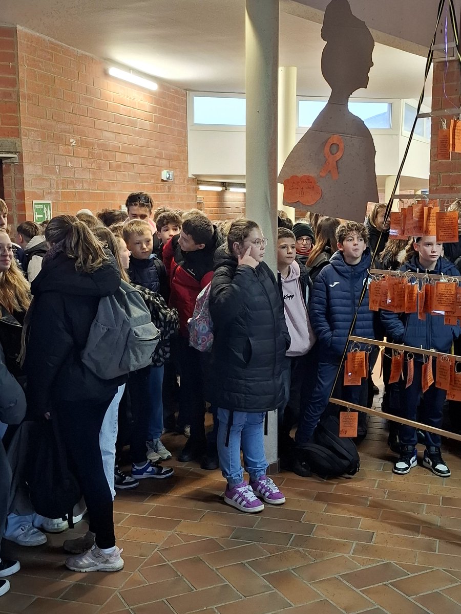 #CVC du collège <a href="/sainsengohelle/">Ville de Sains-en-Gohelle</a> de  <a href="/AcLille/">Académie de Lille</a> engagé pour l'élimination des #ViolencesFaitesAuxFemmes : dresscode #Orange, silhouettes, papillons, messages cachés et discours. #StopViolences #25Novembre2024