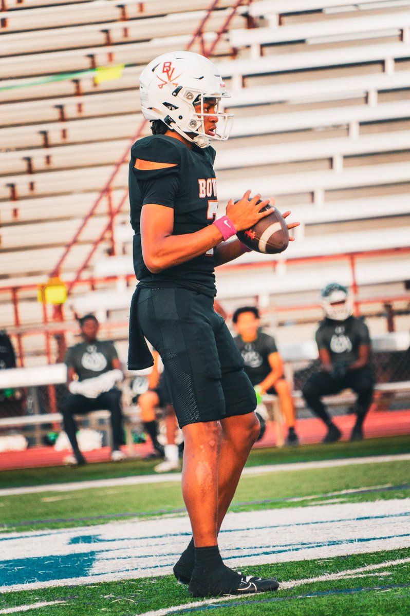 Full Season Highlights 
Larry Nichols 2025 QB #7
Arlington Bowie 8-6A (Arlington,Tx)

District 8-6A Offensive District POTY ⭐️
1st Team All District ⭐️
Texas 6A QB of the Year Nominee ⭐️
Week 8 POTW ⭐️

STATS:
•PLAYED ONLY 4 FULL GAMES
⁃3091 Total Yards
⁃28 PTD’s : 4 int