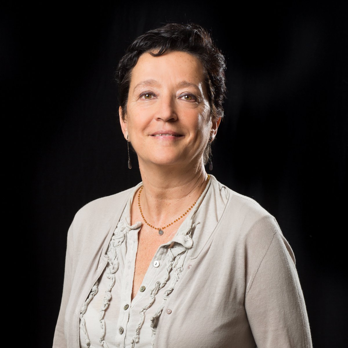 Hoy puede ser un buen día para presentaros a Arianne Rovira, autora de JEFES MEDIOCRES. 
#JefesMediocres 
➡️bit.ly/4eRGUW5