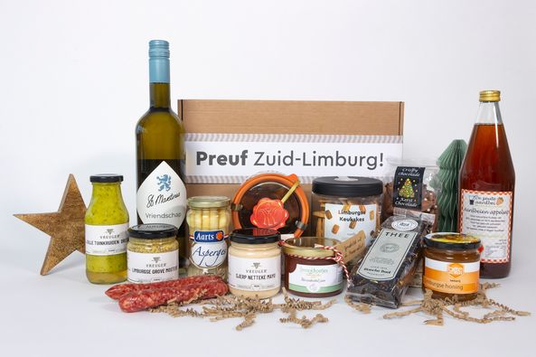 Geef de feestdagen een Zuid-Limburgs tintje!
Verras relaties, gasten of jezelf met unieke kerstpakketten en streekproducten zoals Limburgse wijnen, kaarsen en borrelplanken. Ontdek de mogelijkheden: vzl.nu/cadeautips
#visitzuidlimburg #Limburg #toerisme