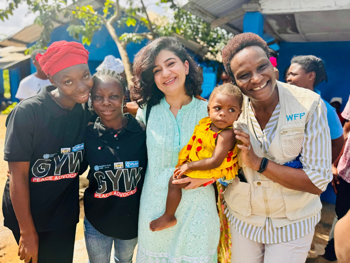WFPLiberiaCD's tweet image. Delivering as One-UN, @WFP, @UNDPLiberia &amp;amp; @unwomenliberia welcomed @NicolaClase, Chair of the Peacebuilding Commission on Liberia, along with the Swedish &amp;amp; German Ambassadors, to #PBF-supported communities in Bong County.

Working together for peace &amp;amp; food security.