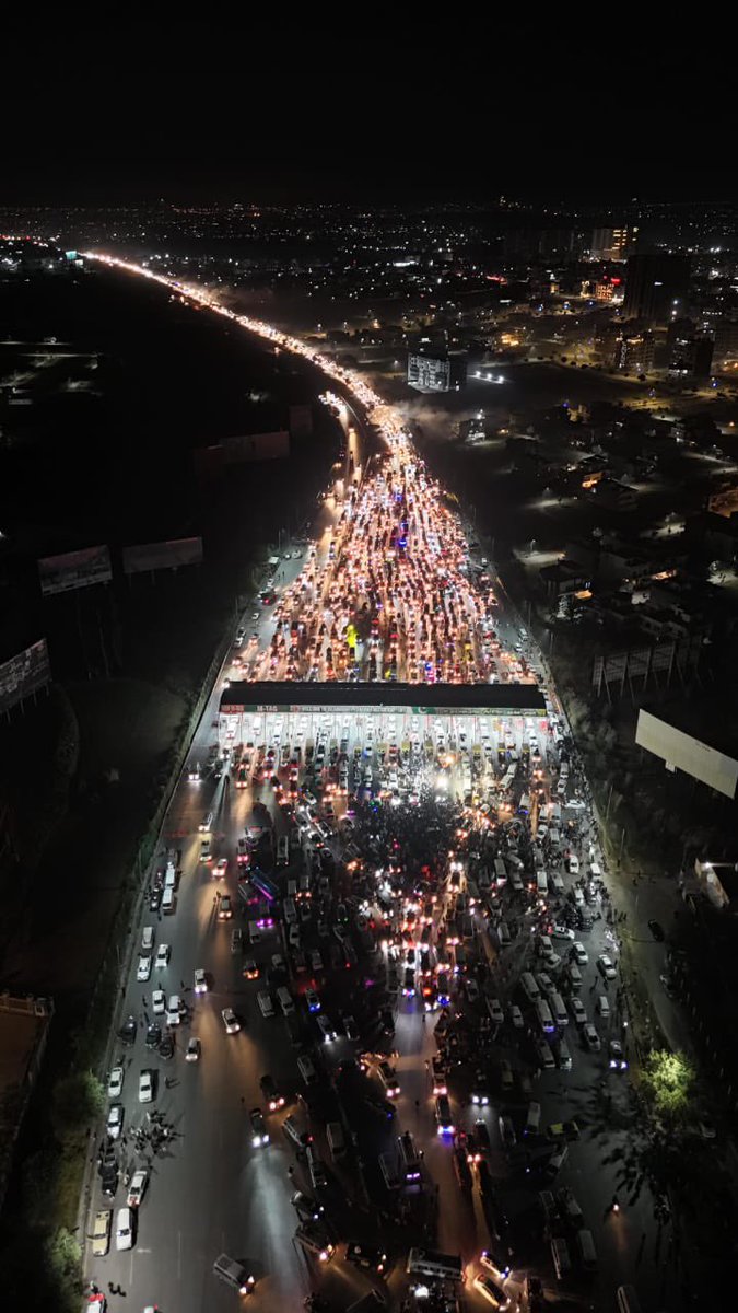 PTIofficial's tweet photo. اسلام اباد ٹول پلازہ کے انقلابی مناظر https://t.co/SOtpJqSLZB