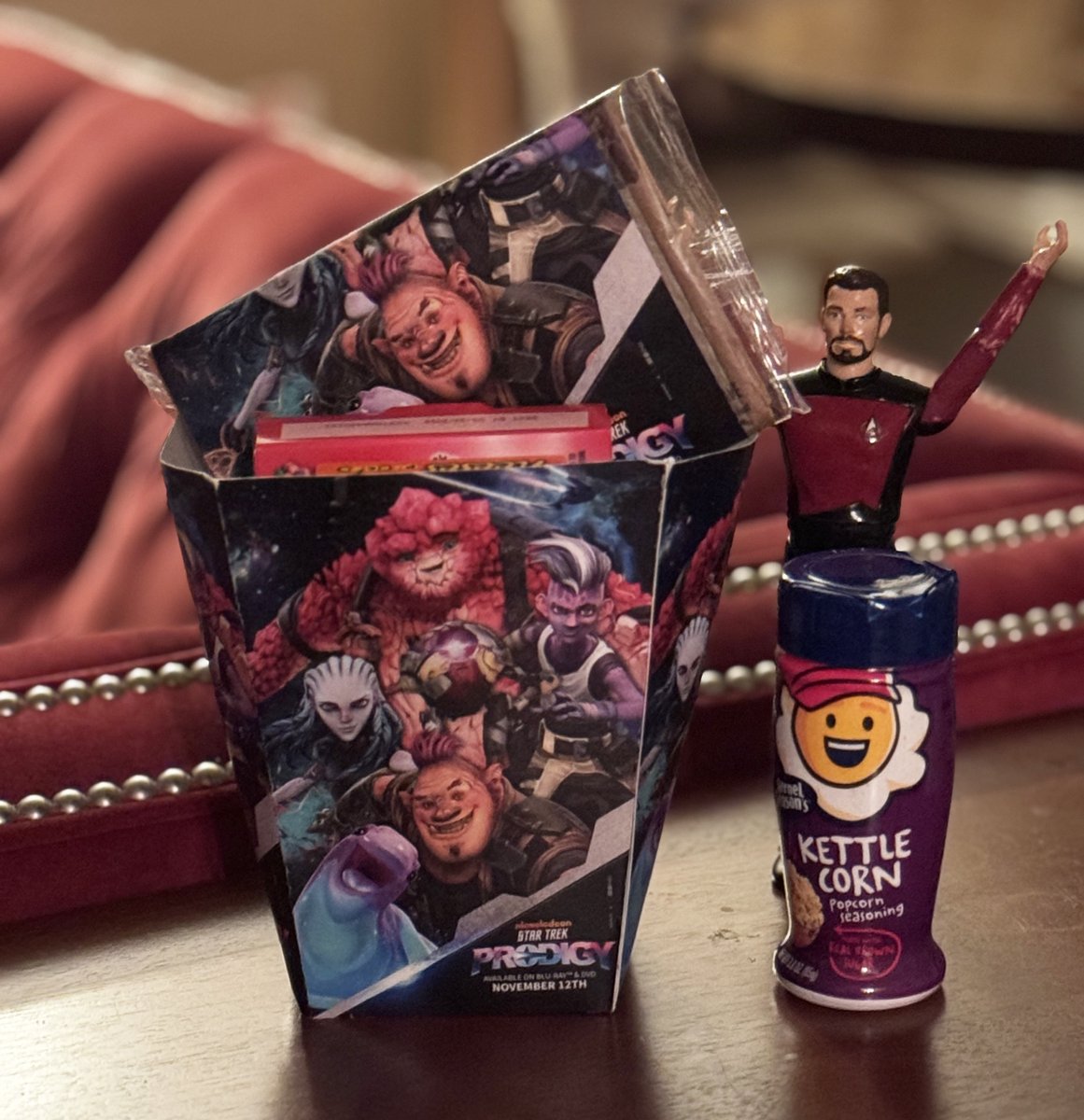 floobish's tweet photo. My delight when I opened this box... I'm wrapped in my #StarTrekProdigy blanket and loving my light-up (changing color) mouse! Pick up Prodigy season 2 on dvd/Blu-ray; IT IS AWESOME! Thank you (from me and #LittleRiker), @CBSHE ❤️
(Sound up on video for extra Prodigy goodness.) https://t.co/jN1e4Nl7vf