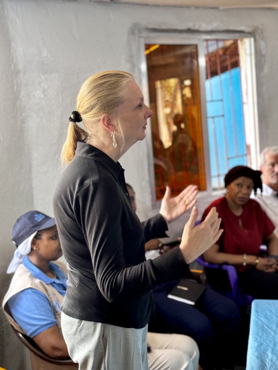 WFPLiberiaCD's tweet image. Delivering as One-UN, @WFP, @UNDPLiberia &amp;amp; @unwomenliberia welcomed @NicolaClase, Chair of the Peacebuilding Commission on Liberia, along with the Swedish &amp;amp; German Ambassadors, to #PBF-supported communities in Bong County.

Working together for peace &amp;amp; food security.