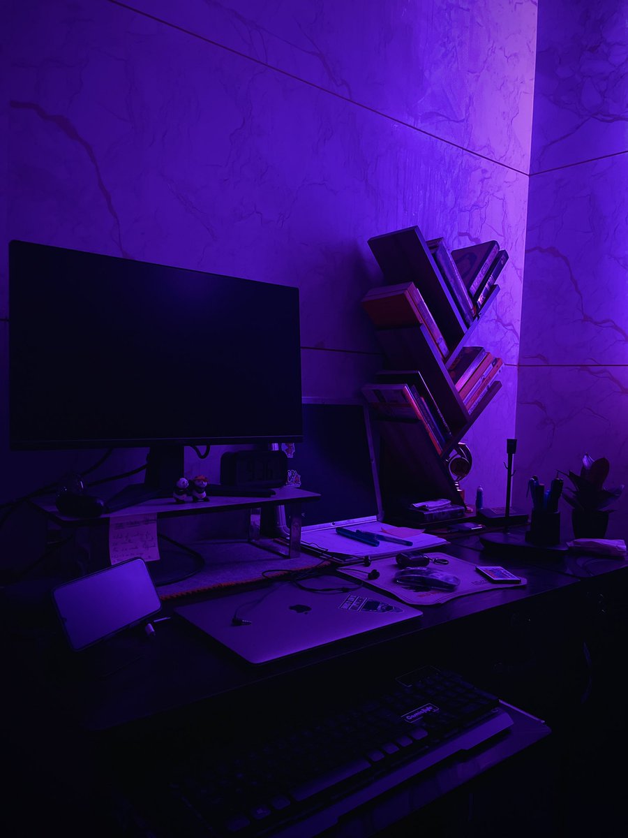 im_zshan's tweet photo. Amidst the chaos, there’s always a quiet resonance—where shadows meet purpose, and even the smallest guardians hold their ground 🇨🇭
#DeskVibes
#NightAesthetic
#CreativeChaos
#WorkInProgress
#AbstractThoughts
#PandaGuardians
#DarkAndDreamy
#desksetup https://t.co/R56c3cWLoD