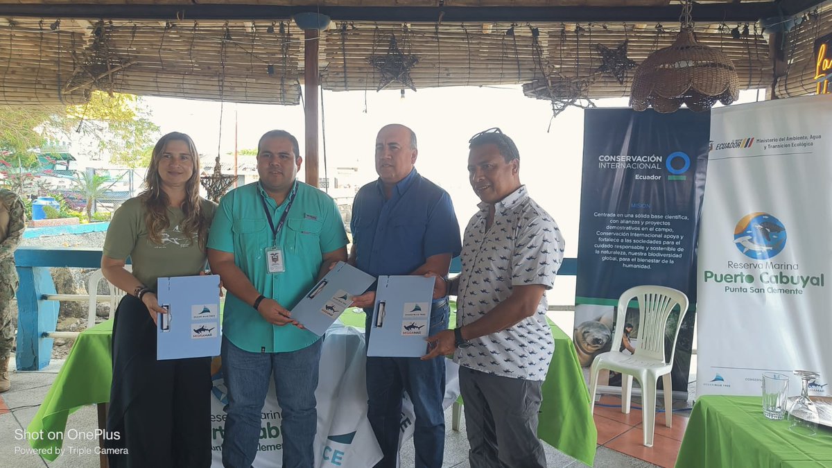 CI_Ecuador's tweet photo. Durante el evento, entregamos al @Ambiente_Ec la embarcación "Tiburón Martillo", esencial para el manejo de la Reserva. Gracias a @andesamazonfund y @MigraMar por su apoyo para impulsar la protección marina y fortalecer la pesca artesanal sostenible. 🙌 #ConservaciónMarina https://t.co/vkrLxXbj5D