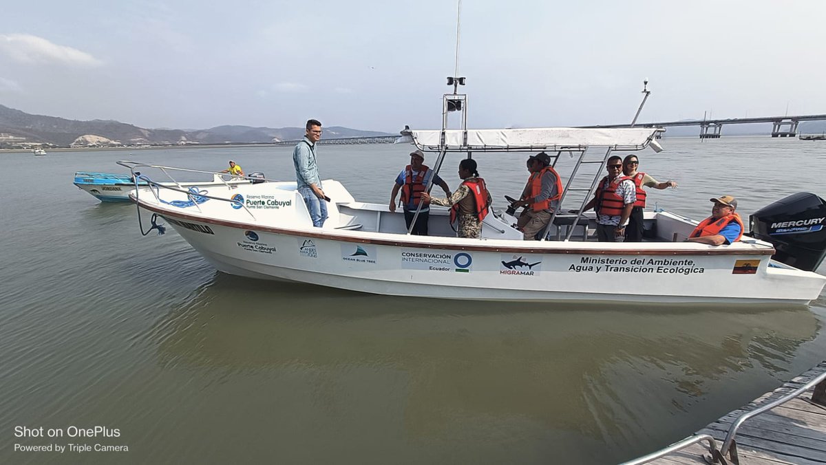CI_Ecuador's tweet photo. Durante el evento, entregamos al @Ambiente_Ec la embarcación "Tiburón Martillo", esencial para el manejo de la Reserva. Gracias a @andesamazonfund y @MigraMar por su apoyo para impulsar la protección marina y fortalecer la pesca artesanal sostenible. 🙌 #ConservaciónMarina https://t.co/vkrLxXbj5D