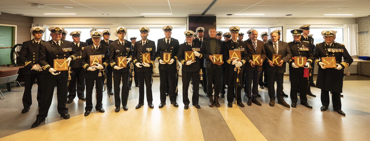 kon_marine's tweet photo. Na bijna 40 jaar trouwe dienst is ceremonieel afscheid genomen van het oudste schip van de Koninklijke Marine, https://t.co/JJ5CCX3Kc5. Makkum. Het schip wordt uit de vaart genomen om plaats te maken voor de nieuwe mijnenbestrijdingsvaartuigen. https://t.co/YeBJwUGp9M