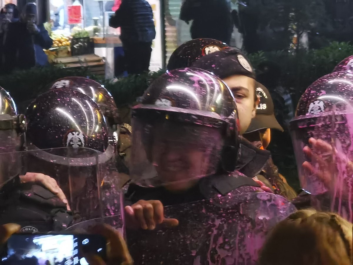 umuttastan_'s tweet photo. Kadınlar, polislerin kask ve kalkanlarını mora boyadı. https://t.co/Hon6yiPAOQ