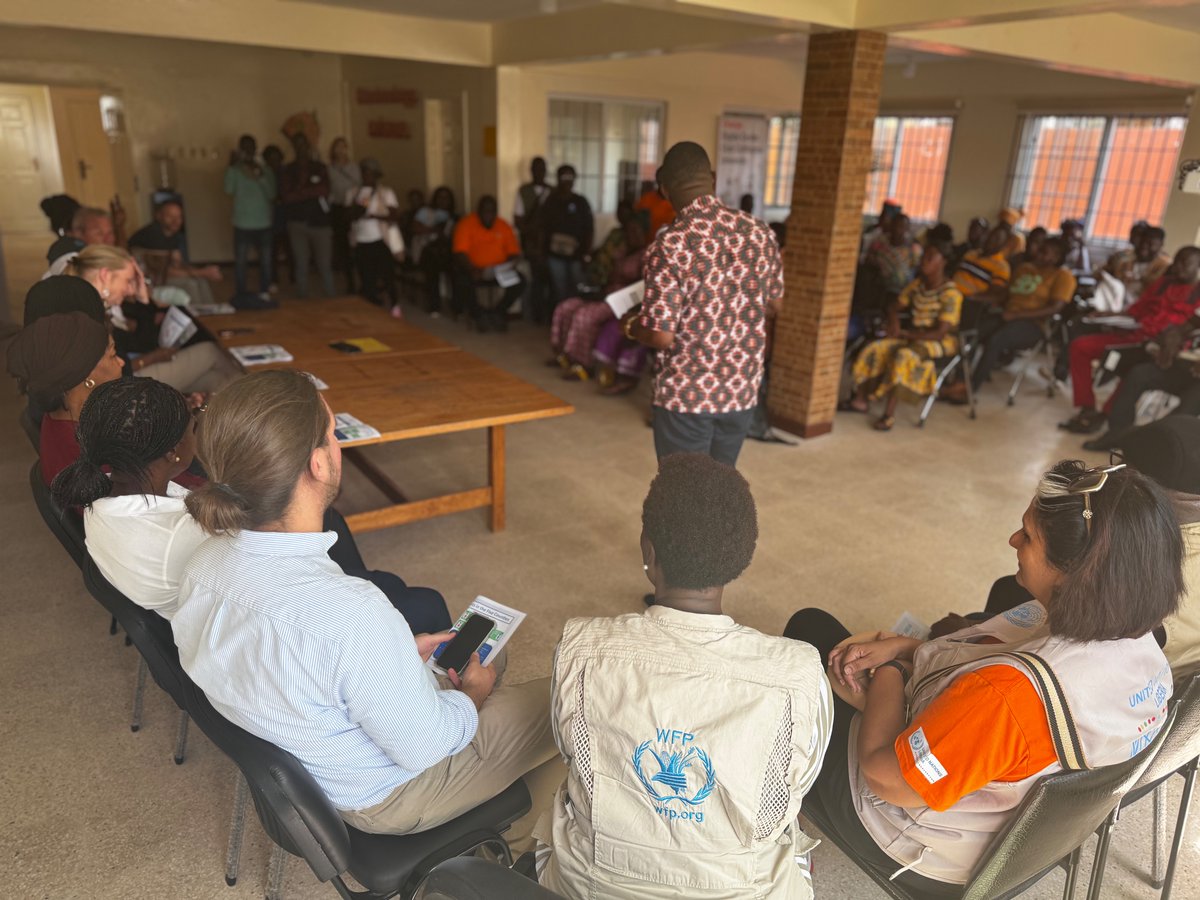 WFPLiberiaCD's tweet image. Delivering as One-UN, @WFP, @UNDPLiberia &amp;amp; @unwomenliberia welcomed @NicolaClase, Chair of the Peacebuilding Commission on Liberia, along with the Swedish &amp;amp; German Ambassadors, to #PBF-supported communities in Bong County.

Working together for peace &amp;amp; food security.