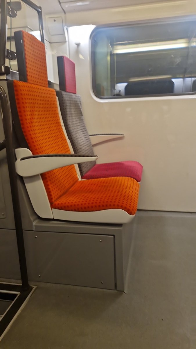 diarosse's tweet photo. @iledefrance les trains Ter ont sacrement glow up ça change des trains "gris' que je prenais il y a 30 ans 😅 n'est ce pas @nsnb19x 😉 https://t.co/lkGpDrR1p1