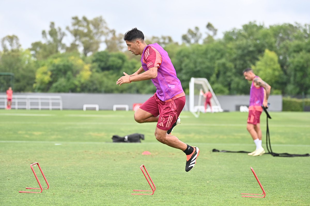 RiverPlate's tweet photo. 🔛 Lunes en River Camp 💪

#VamosRiver ⚪️❤️⚪️ https://t.co/KkTzSqKhtY