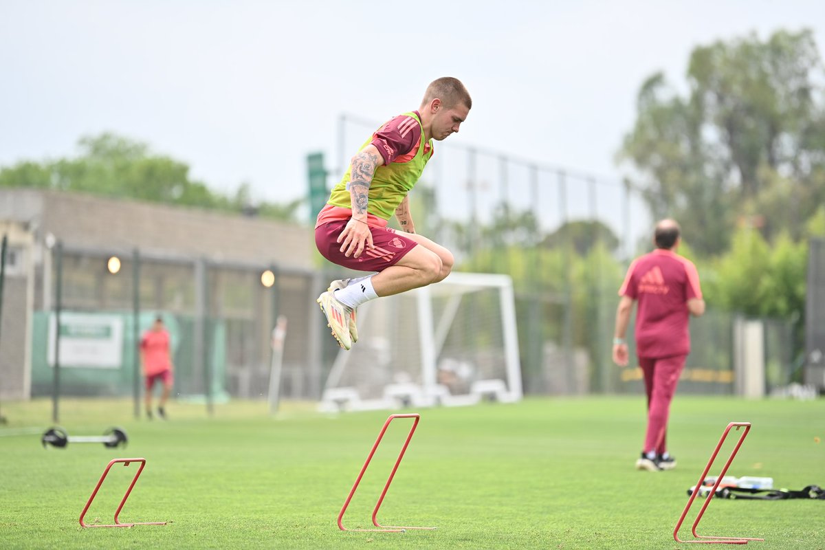 RiverPlate's tweet photo. 🔛 Lunes en River Camp 💪

#VamosRiver ⚪️❤️⚪️ https://t.co/KkTzSqKhtY