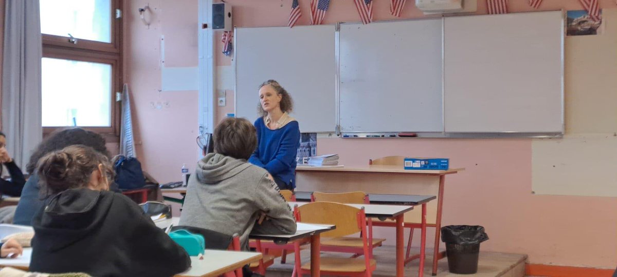 cbrossel's tweet photo. À quoi ça sert une sénatrice ? À la rencontre des élèves de 2nde du lycée Bergson #Paris19 pour échanger sur le rôle des sénateurs, le rôle des commission. On a aussi parlé familles #monoparentales et mixité sociale et scolaire ! Merci à eux et à leurs professeurs 🙏 https://t.co/SyqyUwrguT