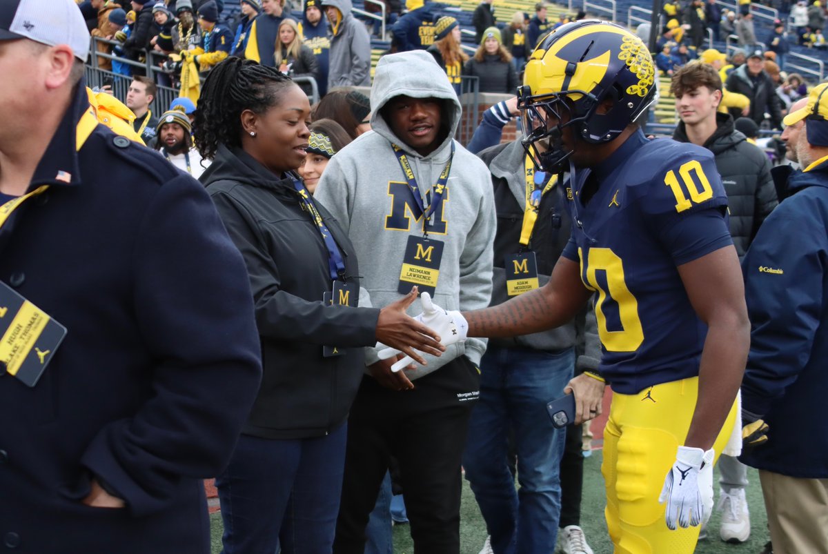 One thing that no one saw this weekend... DB Zeke Berry came over pregame to shake hands and welcome every recruit and guest that visited #Michigan.

It definitely meant a lot to many and speaks volumes about the person he is as well.