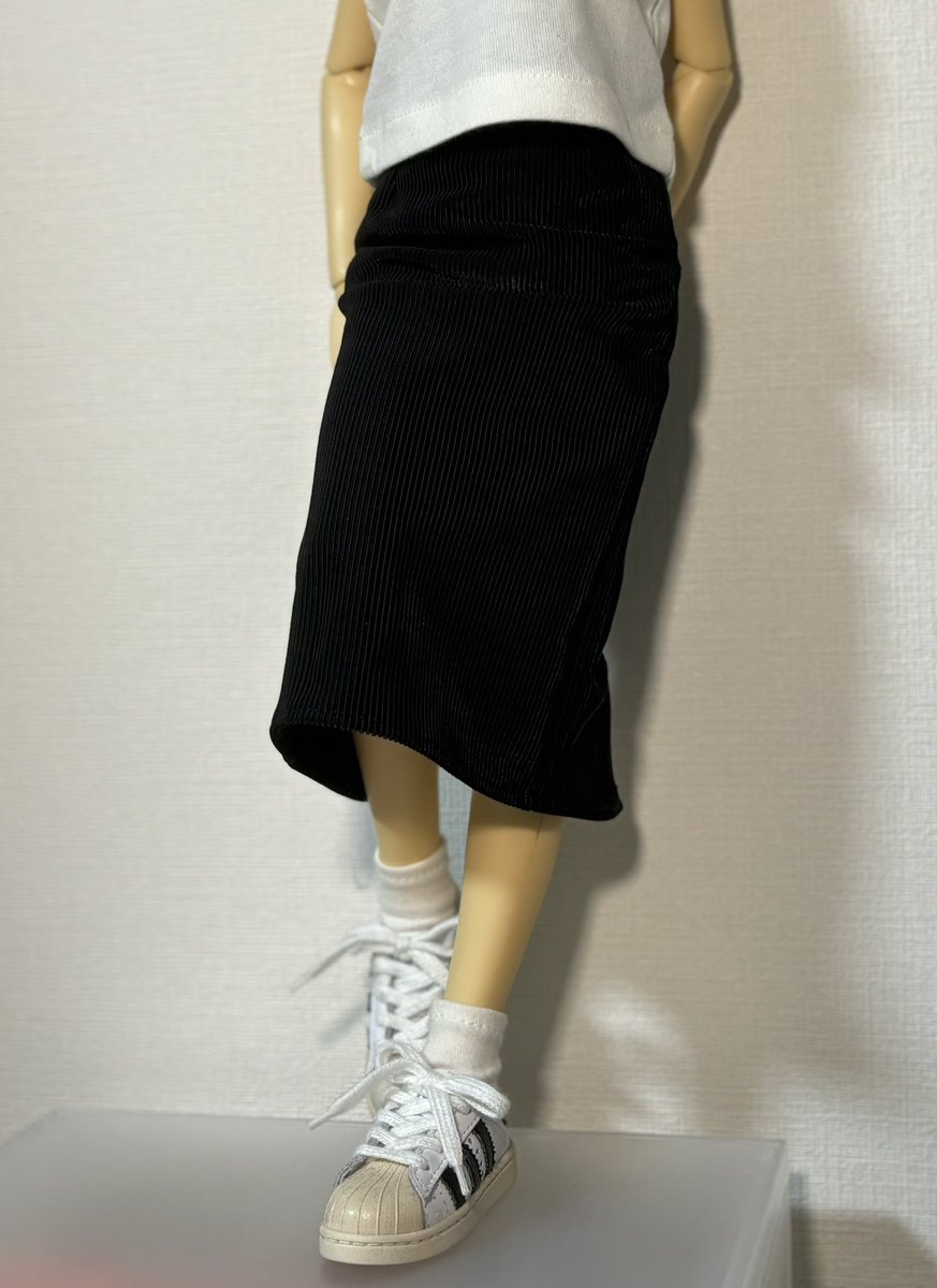 boxdoll_6's tweet photo. 光沢のあるリブニット生地があったので、
とりあえずタイトスカートにしましたｯ
写真じゃよく分かんない！けど
ドレスとかセットアップにしたらすっごく高級感出そうな生地です。
仕入先忘れた。 https://t.co/pd5S9GXW4h