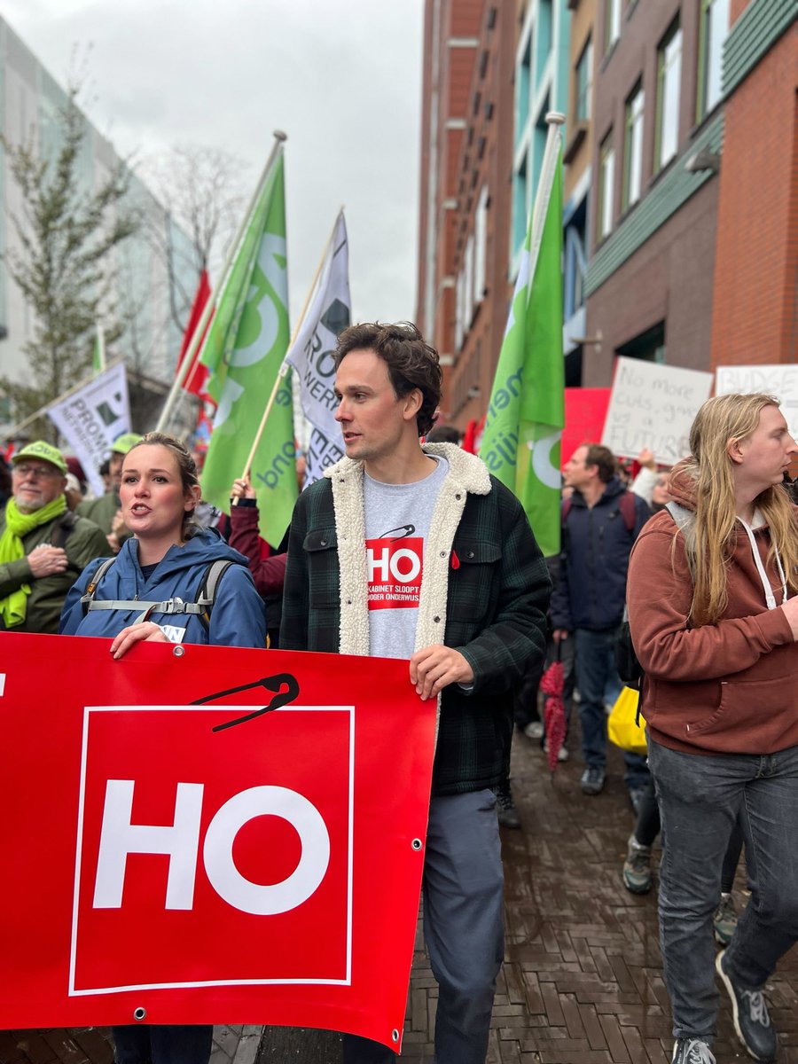 Wat een geweldig protest tegen de onderwijsbezuinigingen vandaag!

Meer dan 20 duizend mensen die zeiden: 
Doe het niet! 

De coalitie moet nu op zoek naar steun voor bezuinigingen op onderwijs. 

GroenLinks-PvdA gaat dit in elk geval niet mogelijk maken! 🟥