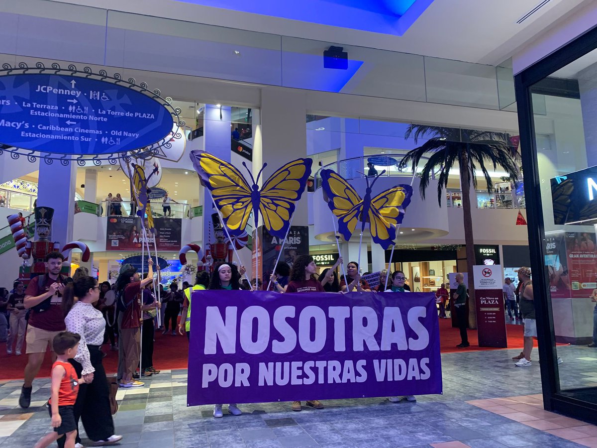TodasPR's tweet photo. La Colectiva Feminista en Construcción protesta en contra de la violencia machista y dice que el "Estado de Emergencia" declarado por el Gobierno ha quedado en "letra muerta". https://t.co/YSJ5pU4GVK
