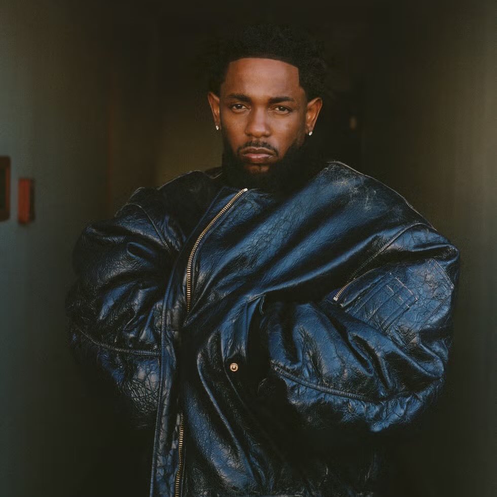 HipHopAllDay's tweet image. Drake is suing his own label UMG &amp;amp; Spotify "launching an illegal 'scheme' involving bots, payola and other methods to boost Kendrick Lamar’s song 'Not Like Us' 😳

He claims the companies worked against him in his beef with Kendrick to artificially inflate his steaming numbers.