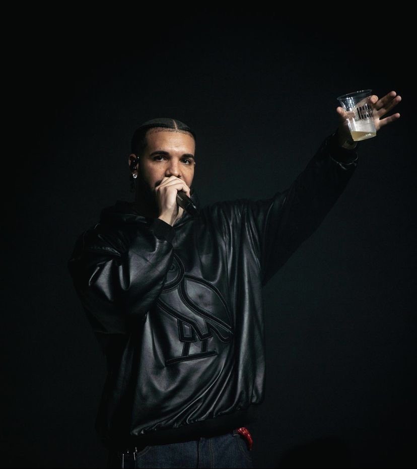 HipHopAllDay's tweet image. Drake is suing his own label UMG &amp;amp; Spotify "launching an illegal 'scheme' involving bots, payola and other methods to boost Kendrick Lamar’s song 'Not Like Us' 😳

He claims the companies worked against him in his beef with Kendrick to artificially inflate his steaming numbers.