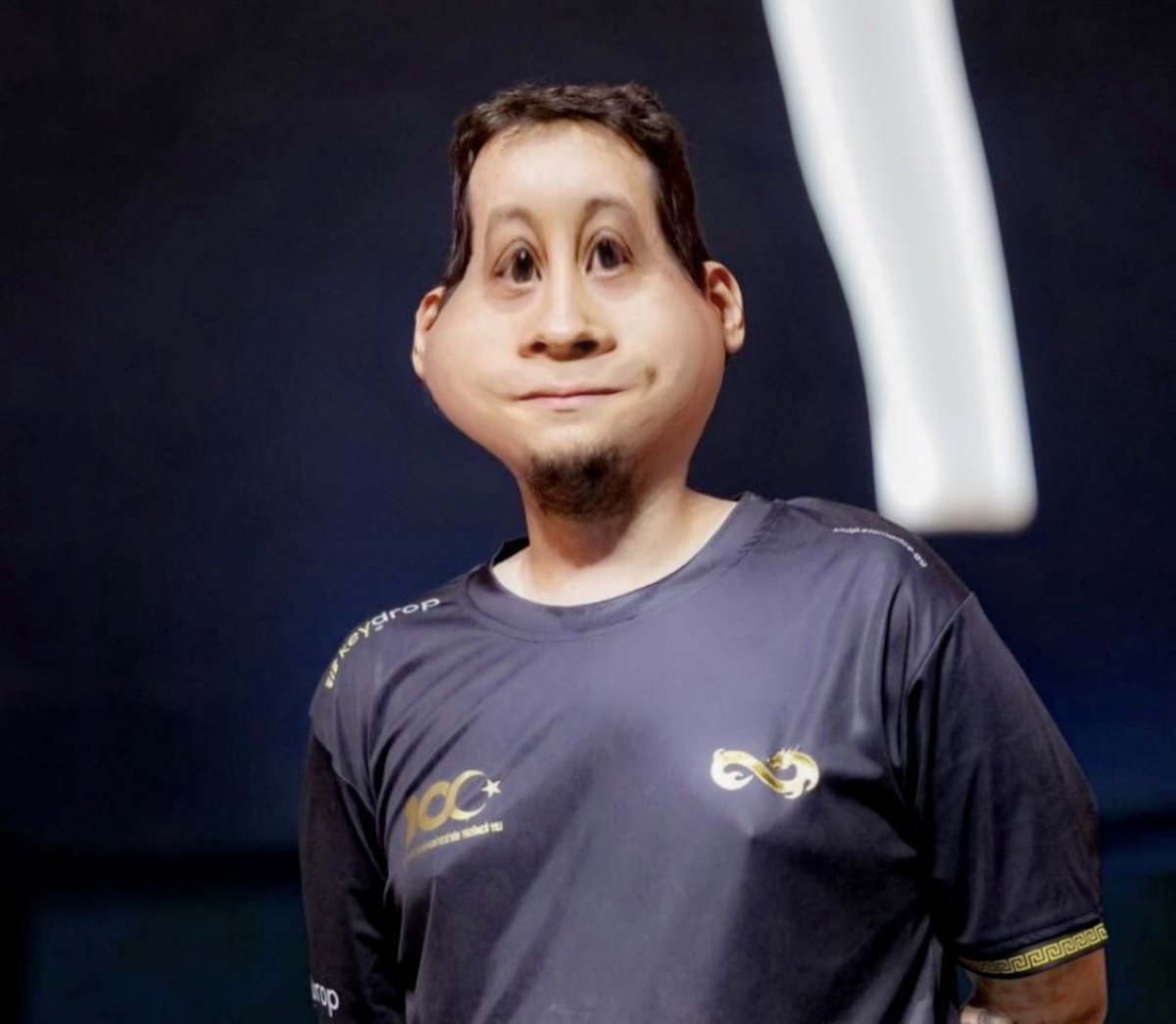 bu adama dokunmayı aklınızdan bile geçirmeyin..