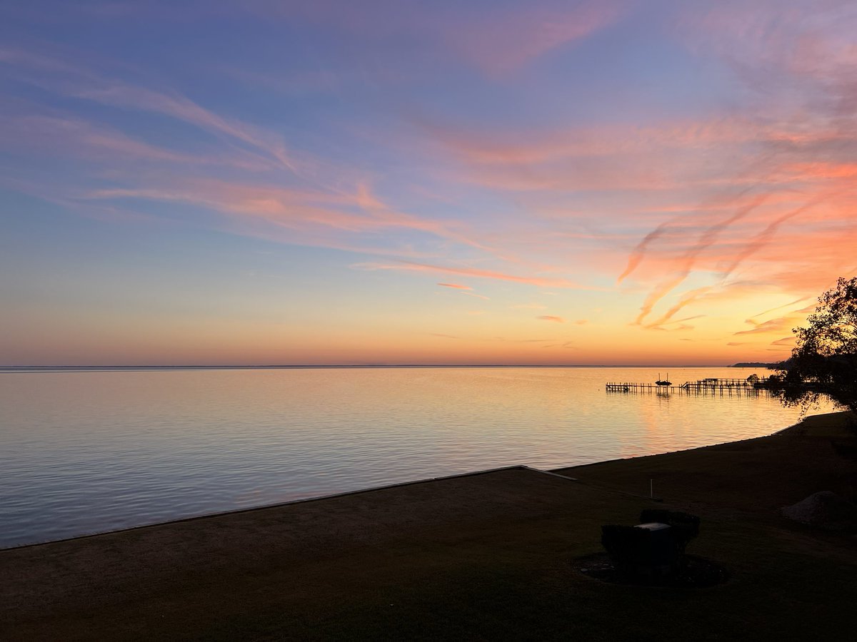 TeachtoLearn04's tweet photo. @spann Beautiful colors as we close out the day on the Albemarle Sound in North Carolina. 💗 https://t.co/rDDJUoxnC5