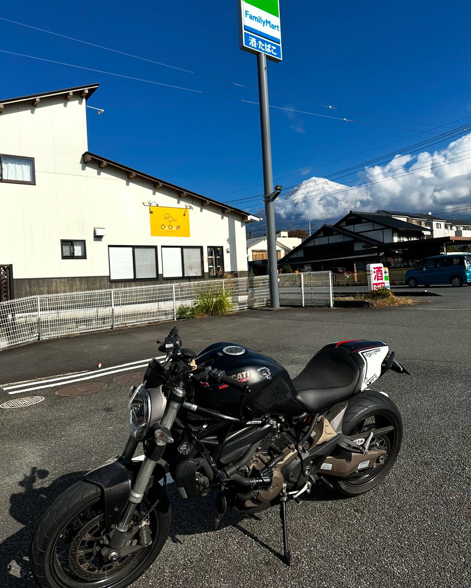 yn077's tweet photo. おはようございます😊
コンビニ休憩の時に少しだけ富士🗻

#富士山
#バイク好きと繋がりたい 
#ソロツー
#バイクツーリング
#ドゥカティ https://t.co/CksCzQpXd6