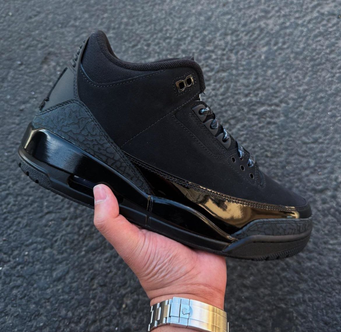 JustFreshKicks's tweet photo. IN HAND LOOK at the 2025 Air Jordan 3 Retro "Black Cat" 🐈‍⬛ https://t.co/h9Nim6JlOR https://t.co/4MXUSE4B2N