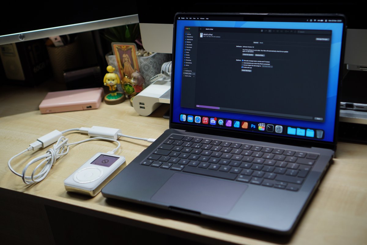 NekoMichiUBC's tweet photo. The latest M4 Macs can still sync with the original iPod from 2001. Just need Thunderbolt 3 to 2, Thunderbolt 2 to FireWire 800, and Firewire 800 to 400 conversion technology. https://t.co/jJp9H2E2hd