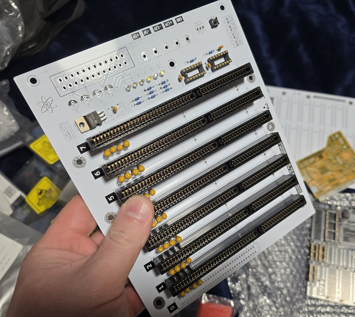 VejvyCZ's tweet image. Dorazilo mnoho součástek a mohu pokračovat v osazování.  Nový ISA backplane je téměř hotový,  oproti tomu, který už mám,  tak tento model nemá post displej atd.
#oldcomputers
#bastlirna