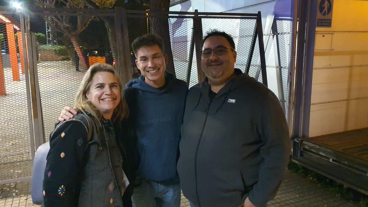 evafrankfurt74's tweet photo. Se nos ha ido el Old con el corazón más grande y generoso @nekaminesvane98 . El alma de nuestro grupo, compañero de km y alegrías. Injusto y cruel.💔 Pero en cada canción de Raoul que escuche estarás conmigo, con esa voz que nos ha hecho tan felices. Adeu Vincent estimat. DEP. https://t.co/Z0OPjoIcFz
