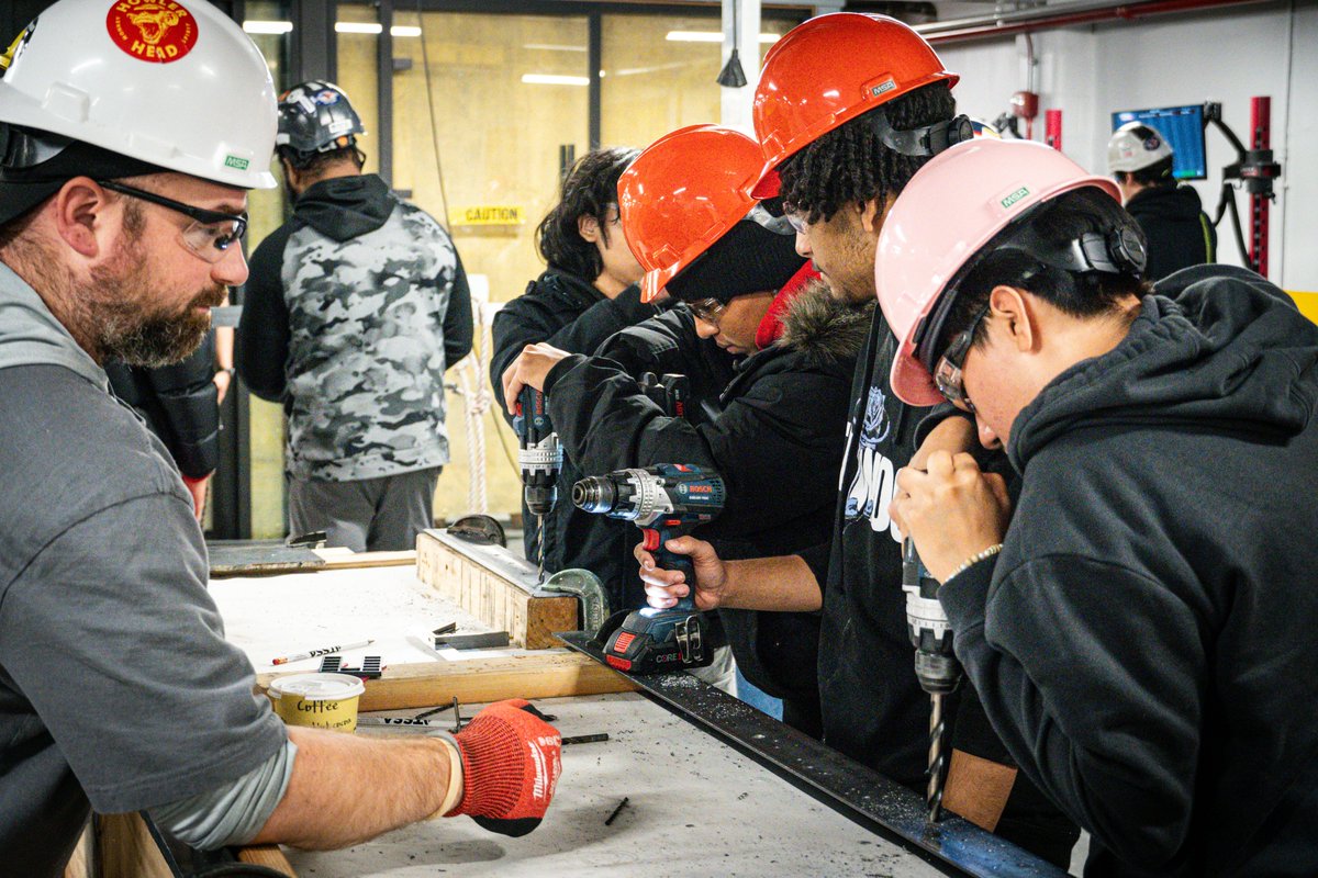 Community_Wind's tweet image. Preparing the next generation of #cleanenergy workers starts with illuminating the pathways to exciting careers that power offshore wind. We were thrilled to team up with our brothers and sisters in organized labor at the @DC9_IUPAT to welcome over 400 students and adult job…