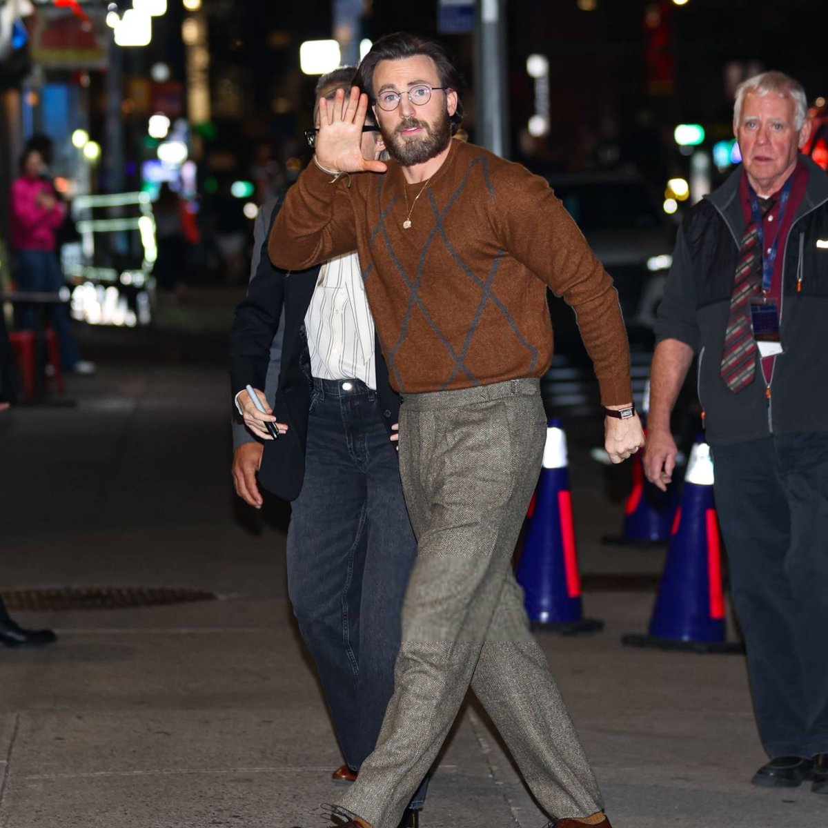 brchrisevans's tweet photo. Também atualizamos nossa galeria com fotos de Chris Evans chegando ao The Late Show With Stephen Colbert no último dia 11, em Nova York.

📸 CORRE LÁ: https://t.co/pZUhLkkDPN https://t.co/xflUtzCBoM