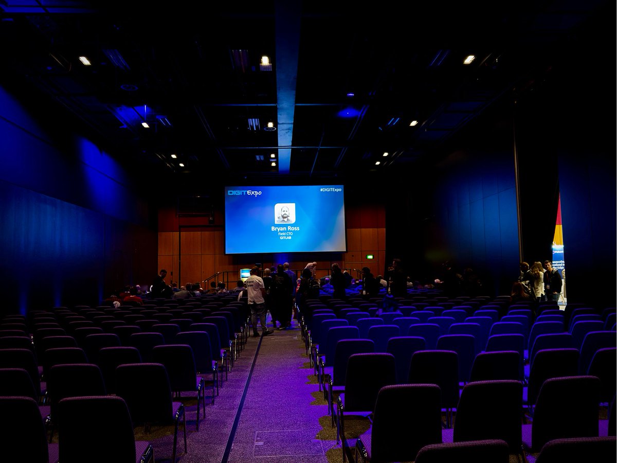 There’s something special about delivering a talk in your home town.  Many thanks to everyone who attended my keynote speech for Digit Expo in Edinburgh and asked such great questions! 🙌

Another packed room!  I snapped this photo myself beforehand!