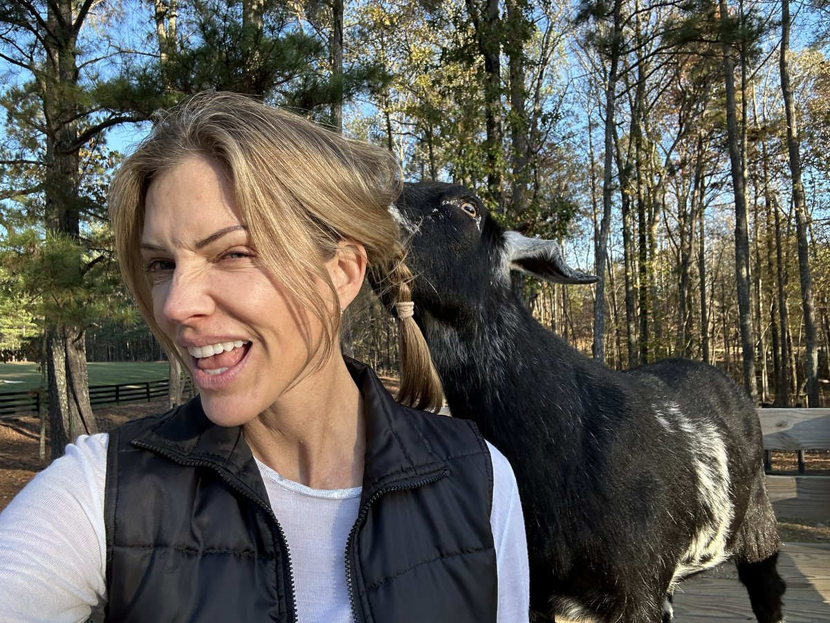 Tricia Helfer tweet media