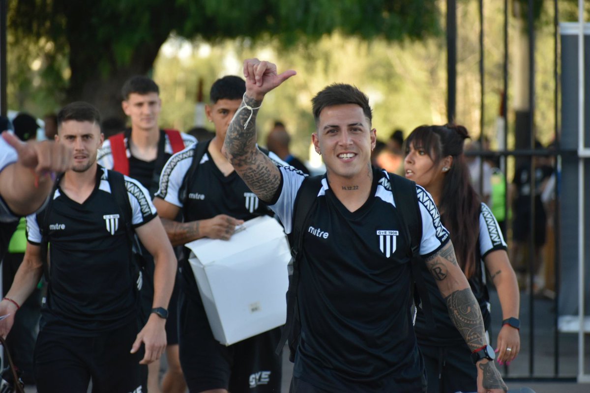 GimnasiaMendoza's tweet photo. #PrimeraNacional

⚽ ¡Ya estamos en el Víctor! 💪🏼

#VamosLobo 🐺🏁 https://t.co/FvPGB9WRBl