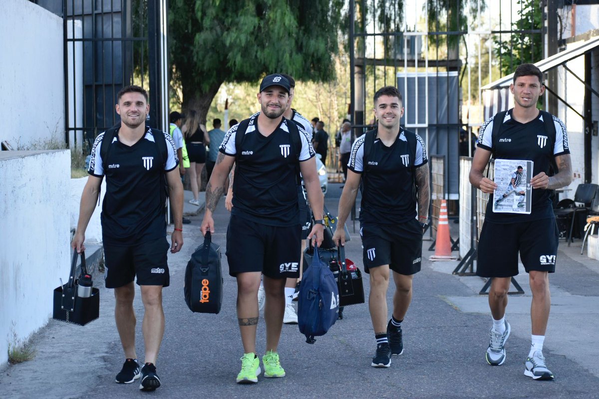 GimnasiaMendoza's tweet photo. #PrimeraNacional

⚽ ¡Ya estamos en el Víctor! 💪🏼

#VamosLobo 🐺🏁 https://t.co/FvPGB9WRBl